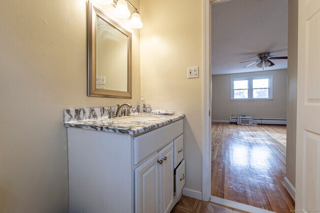 Building Photo - 288 Candlewyck Dr