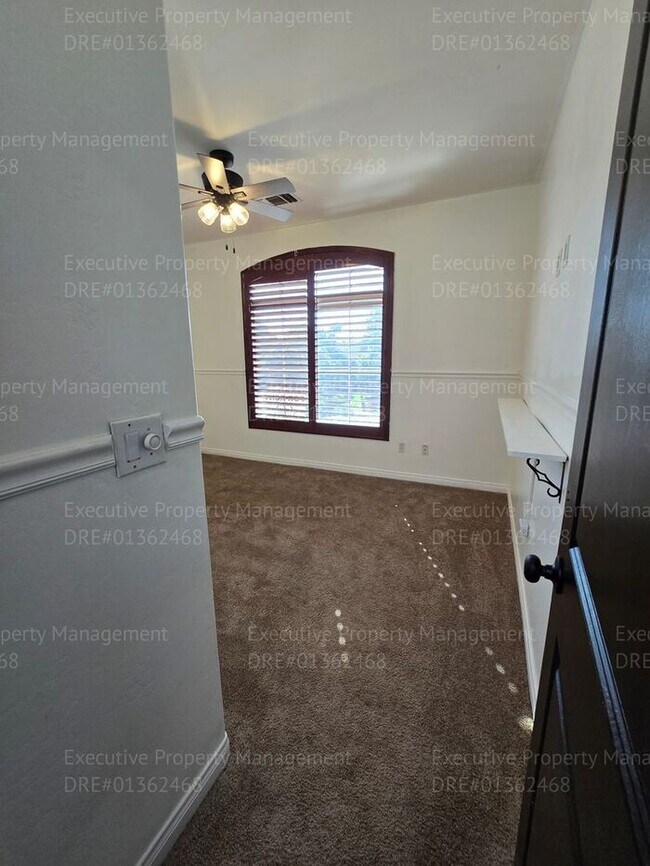 Building Photo - 3 bedroom/ 2.5 bathroom 2 story home.