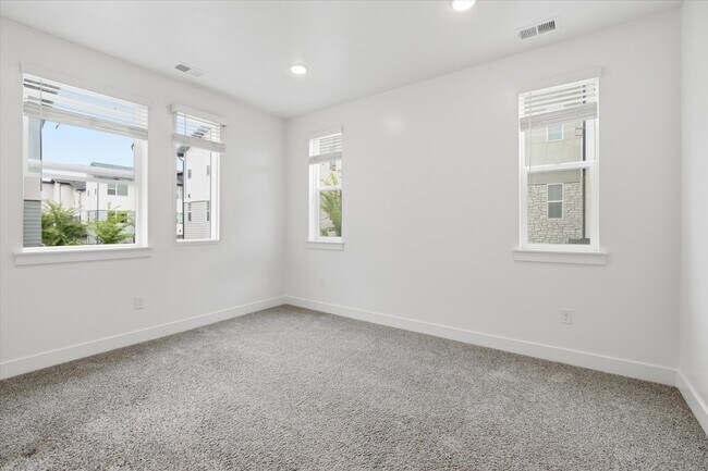Building Photo - 475 W 60 S