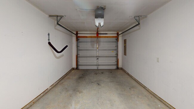 Building Photo - Experience urban living in this stylish to...