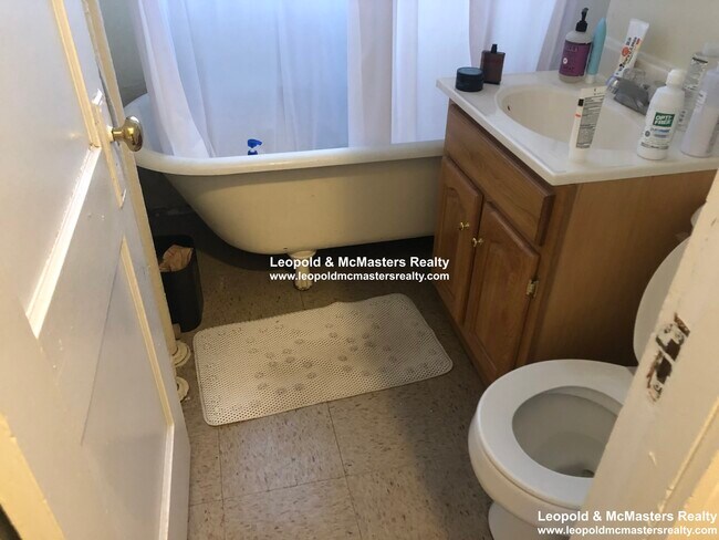 Building Photo - 64 Woodstock Ave