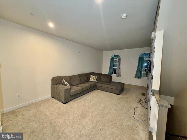 Building Photo - 4812 Crest View Dr