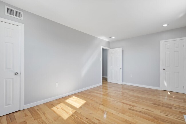 Building Photo - Wow! South Philly Modern 3 Bed 2 Bath Home! Yard! Central Air! W/D! H/W Floors! Gorgeous!