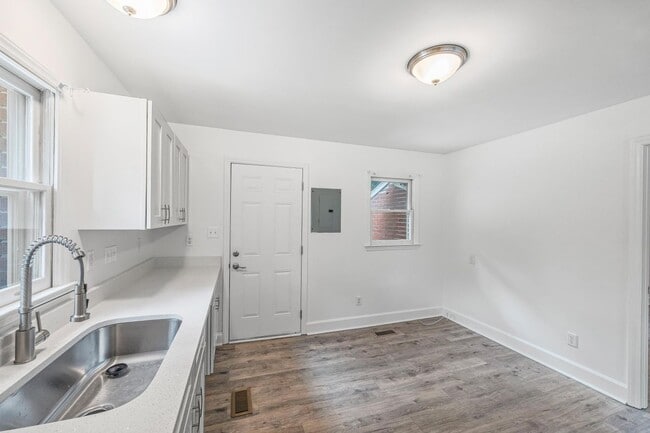 Building Photo - 3714 Carlyle Dr