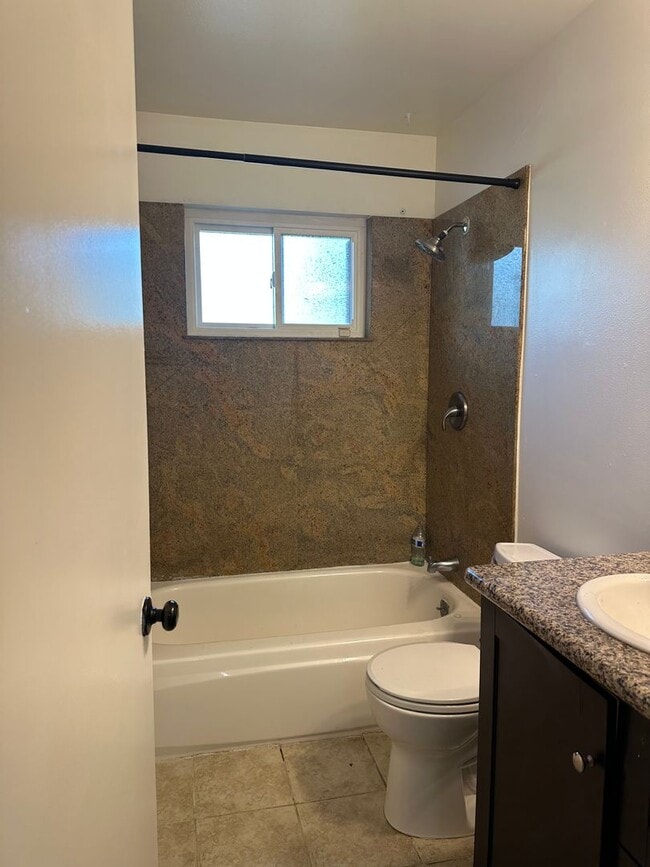 Building Photo - 4 Bdrm 2 Bath located in Elk Grove Unifed School District