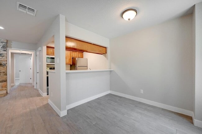 Building Photo - 10 Cypress Fairway Village