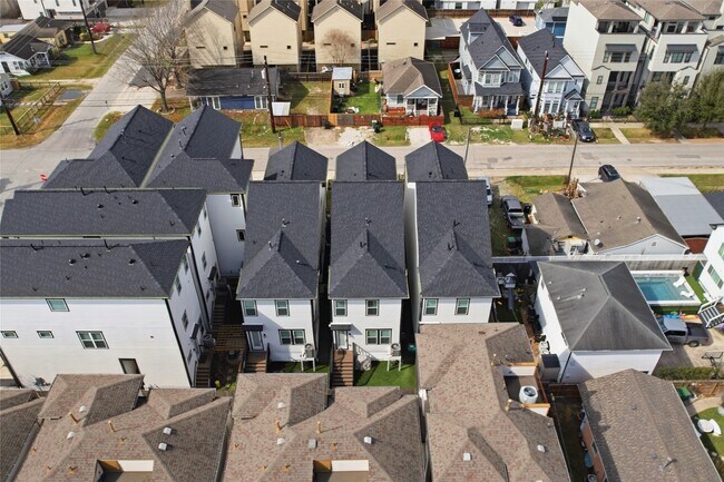 Building Photo - 2108 Beall St