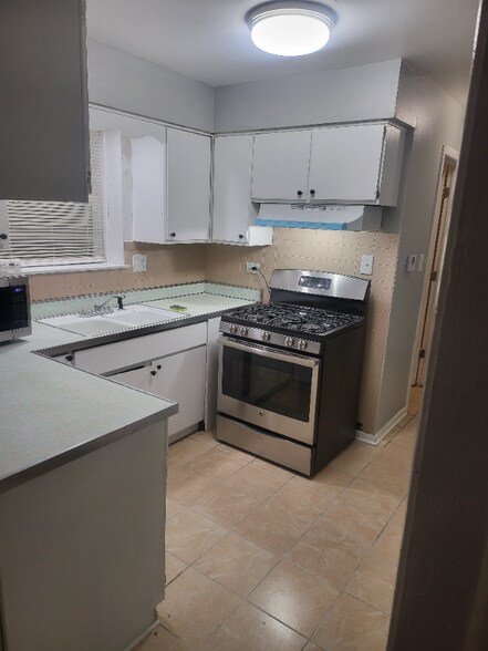 Building Photo - 422 S 19th Ave