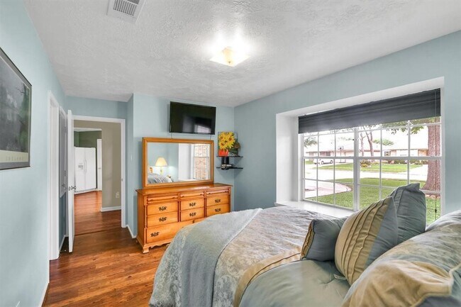 Building Photo - 7310 Echo Pines Dr
