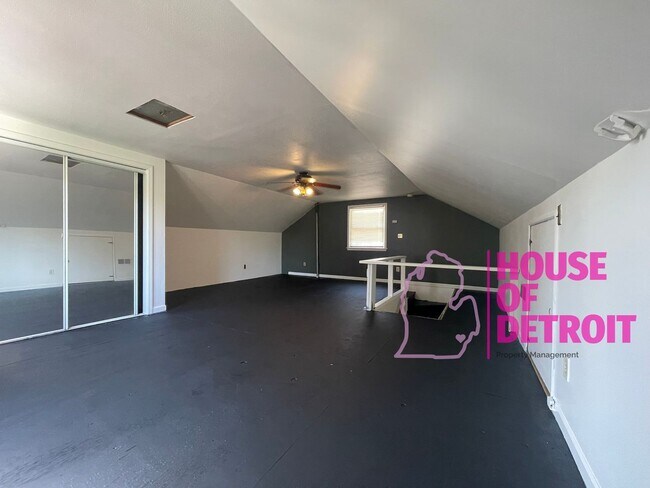 Building Photo - Summer Special~ 3 BEDROOM 1 BATH BUNGALOW ...