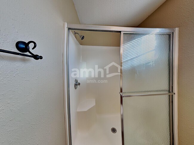 Building Photo - 220 Longview Bend