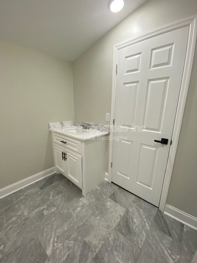 Building Photo - 602 E Mobile St