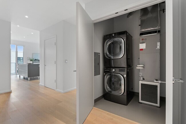 Building Photo - The Vista - 2 bed/2.5 bath Pearl District Condo w/parking/storage/concierge/most utilities/amenities