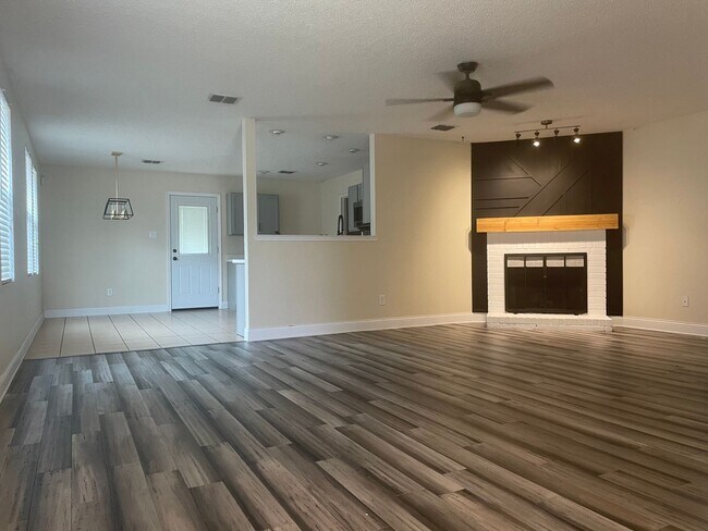 Building Photo - Charming 3BD/2BA with fireplace