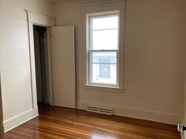 Building Photo - 418 Division St