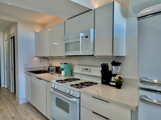 Building Photo - Stunning Ocean Front Location