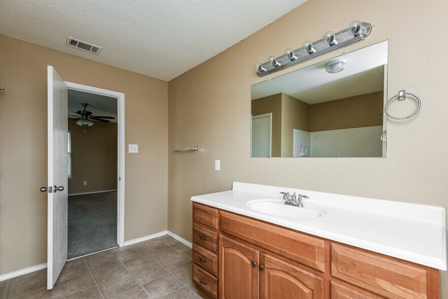 Building Photo - 949 Canary Dr