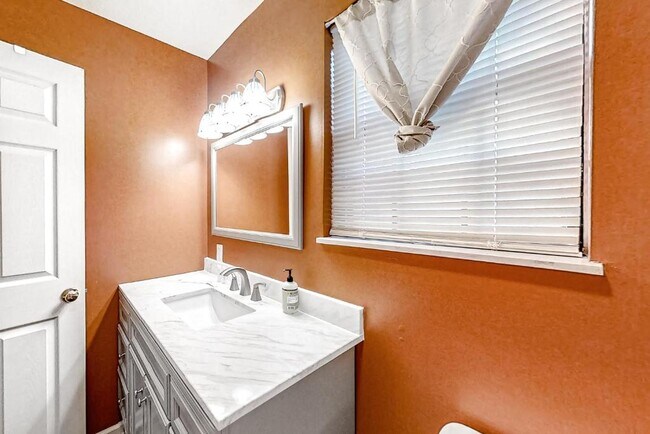 Building Photo - 247 Lakeview Ln