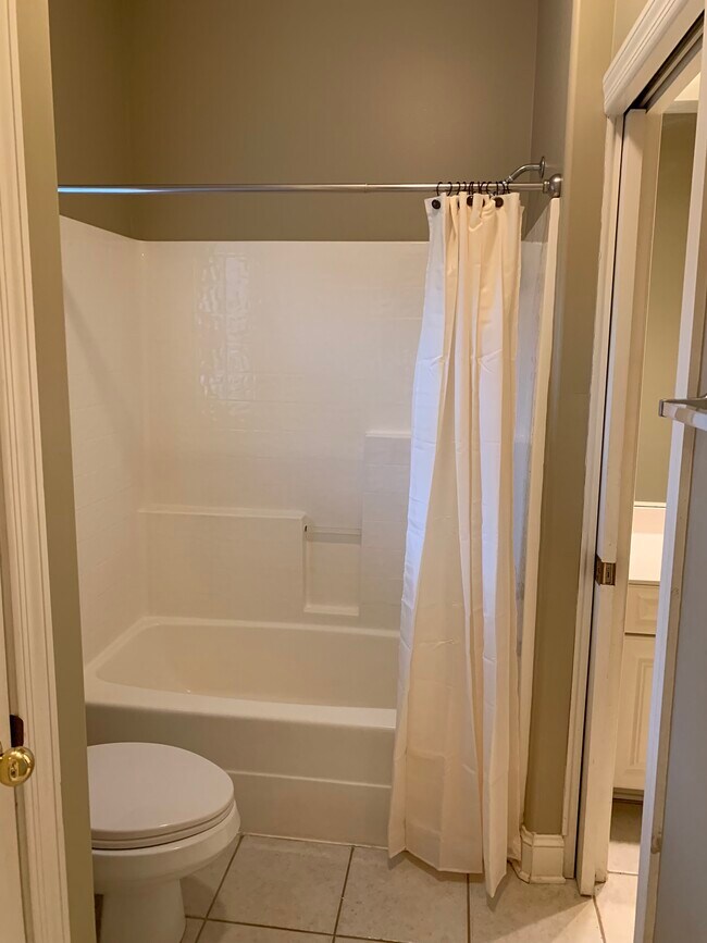 Jack n Jill Bathroom - 208 Thoreau Ct