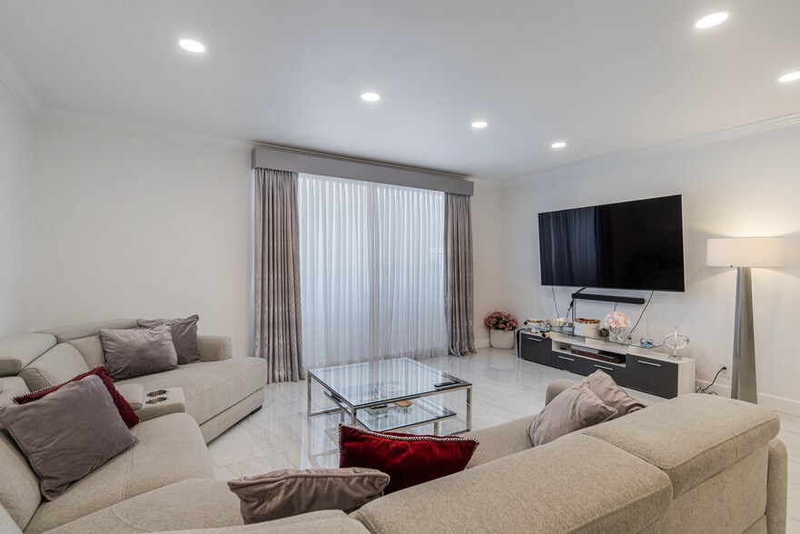 Building Photo - 321 S San Vicente Blvd