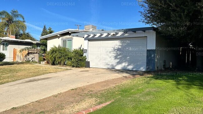 Building Photo - 3 bedroom/ 1.5 bathroom home with a detach...
