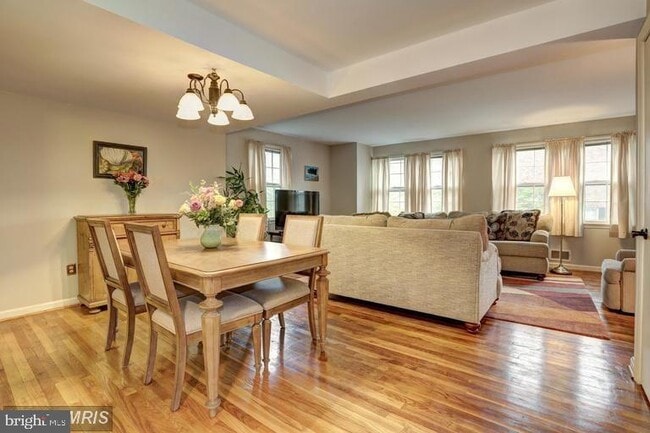 Building Photo - 3898 University Dr