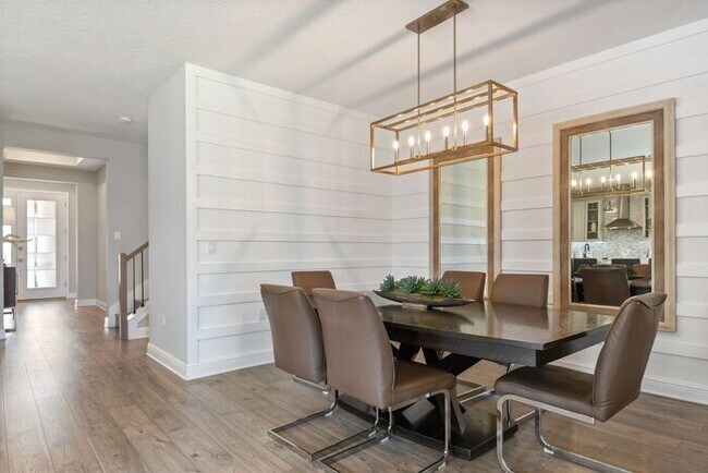 Building Photo - "Unfurnished" Luxurious 5/3.5 Stunning Home with a Generous Loft and a 2 Car Garage in the Highly...