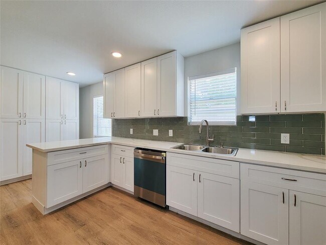 Building Photo - 25911 Maplewood Dr