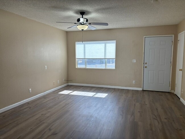 Building Photo - 2 Bed 1 Bath Twin Home Unit in Youngtown, ...