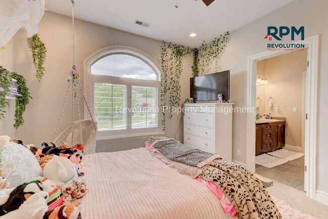 Building Photo - "Spacious Elegance: Stunning 6-Bedroom Ret...