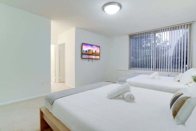 Building Photo - 1600 S Eads St