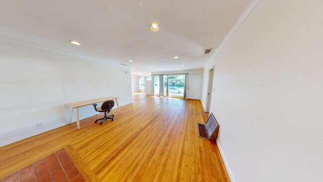 Building Photo - Huge House on Art St!! (Lease out, pending...