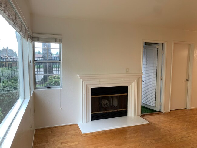 Building Photo - Gated Raintree Terrace Condo! Available Now!