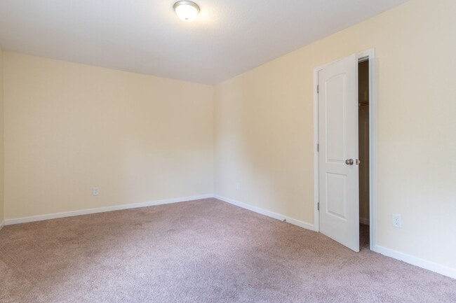 Building Photo - MOVE IN READY 3 Bedroom!
