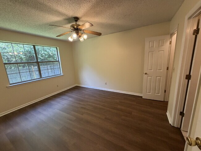 Building Photo - Home For Rent