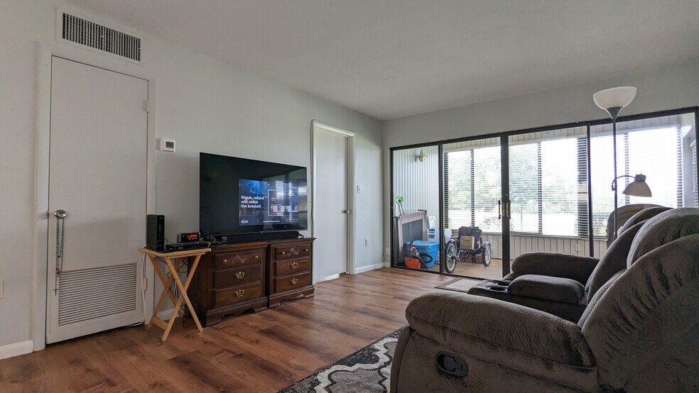 Living Room - 116 Fairway Ct