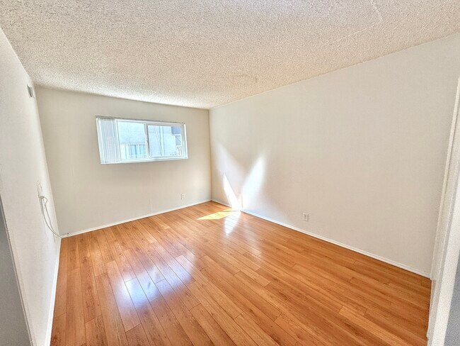 Building Photo - 14540 Hartland St