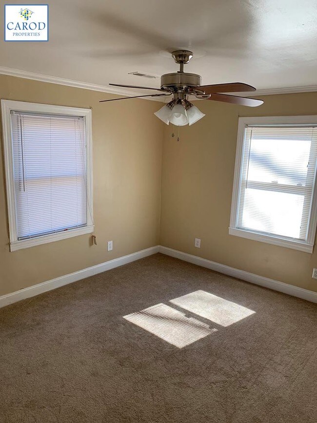 Building Photo - Cozy Cottage Minutes from Uptown