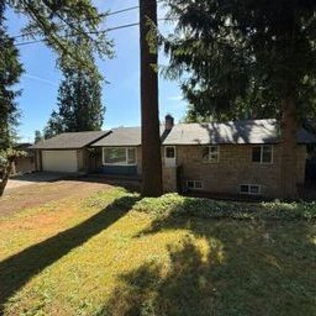 Building Photo - Beautiful home in highly desirable Bellevue neighborhood.