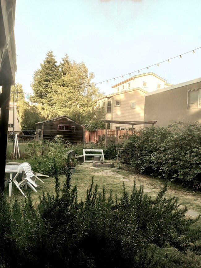 Building Photo - 1905 6th St