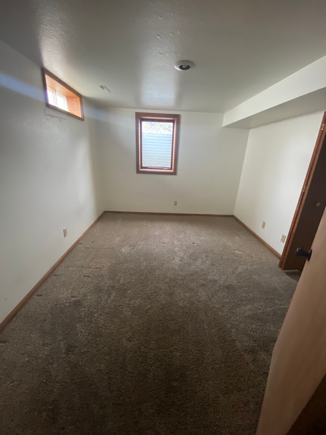 Building Photo - Midtown Three Bedroom Basement Space for R...