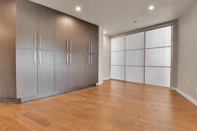 Building Photo - $3,100 - 2 Bed, 2 Bath Lofted Condo in Den...