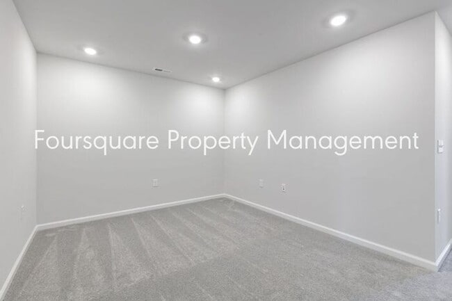 Building Photo - Townhome | Bonus Loft Space | Internet Inc...