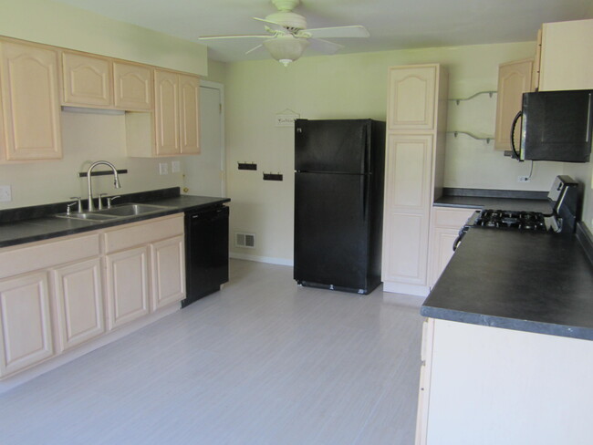 Building Photo - 4550 Lilac Ave