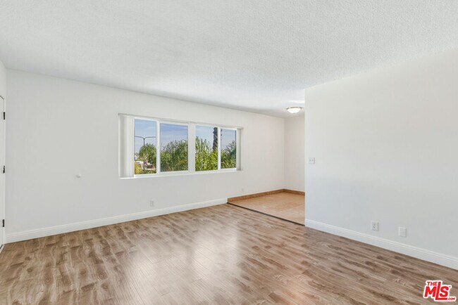 Building Photo - 5117 Crenshaw Blvd