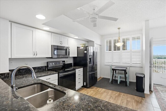 Building Photo - 6425 Shoreline Dr