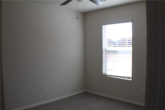 Building Photo - 1078 E Sparrow Cir