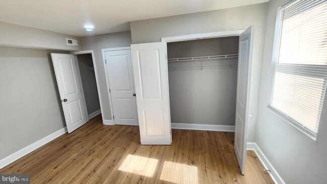 Building Photo - 2527 Kirk Ave