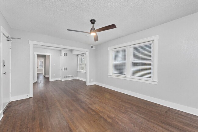 Building Photo - 2805 Charlotte