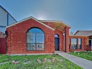 Building Photo - Charming 3BR Home for Rent in Hillside Heights, Dallas TX | Vaulted Ceilings | 2-Car Garage | Pet...